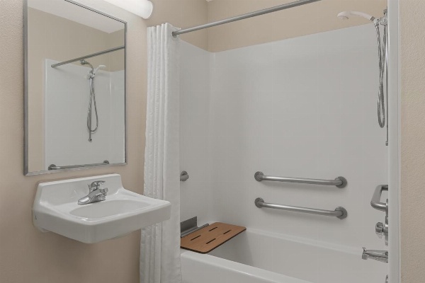 Candlewood Suites Raleigh Crabtree image 2